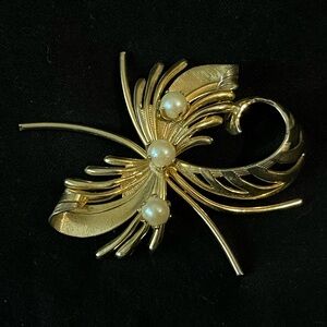 Vintage retro, gold brooch with pearl